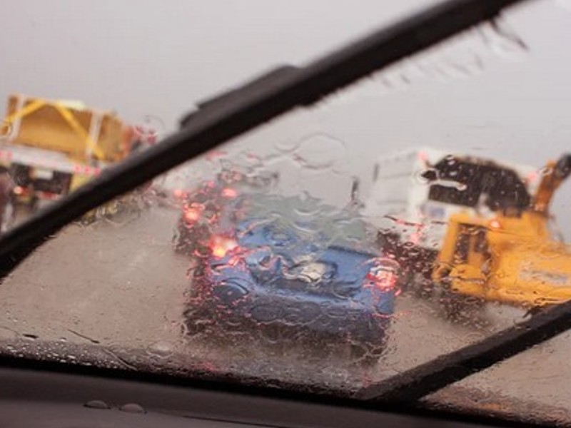 Scheibenwischer ist eine Vorrichtung zum Säubern der Front- und Heckscheibe